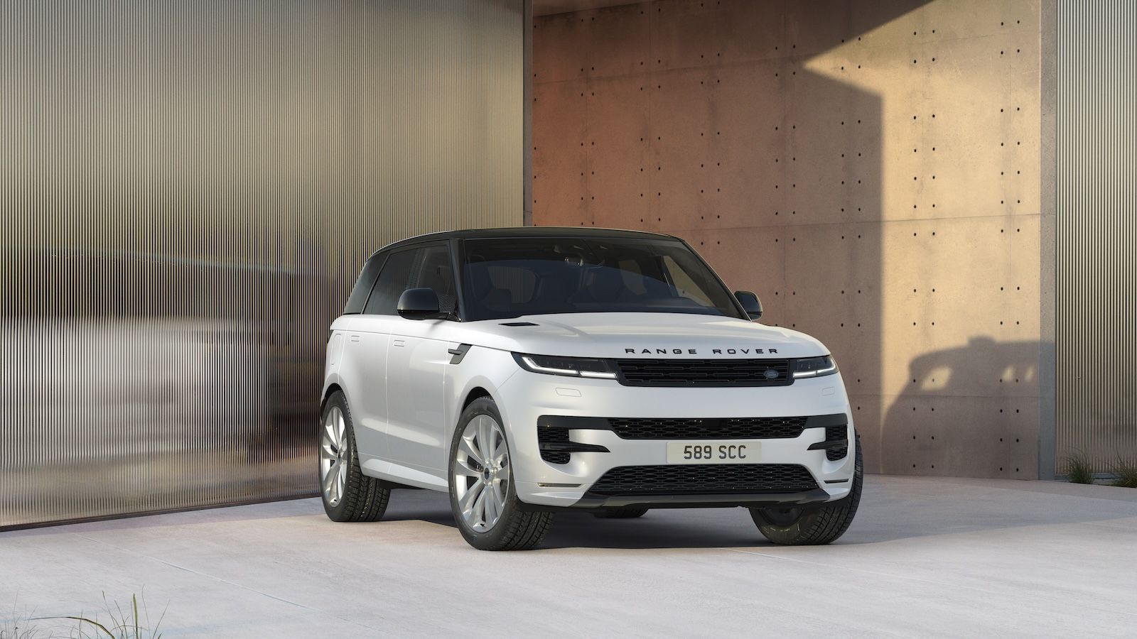 Η Land Rover γιορτάζει δύο δεκαετίες επιτυχίας για το Range Rover Sport, παρουσιάζοντας την περιορισμένης παραγωγής έκδοση Twenty Edition.