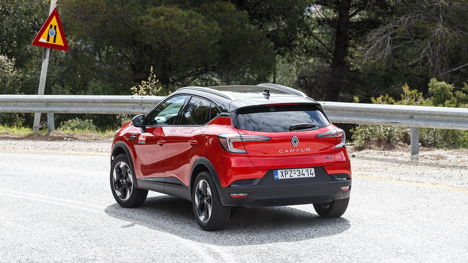 Είναι το γρηγορότερο πλήρως υβριδικό μικρό SUV της αγοράς (0-100 σε 8,8 δλ.).