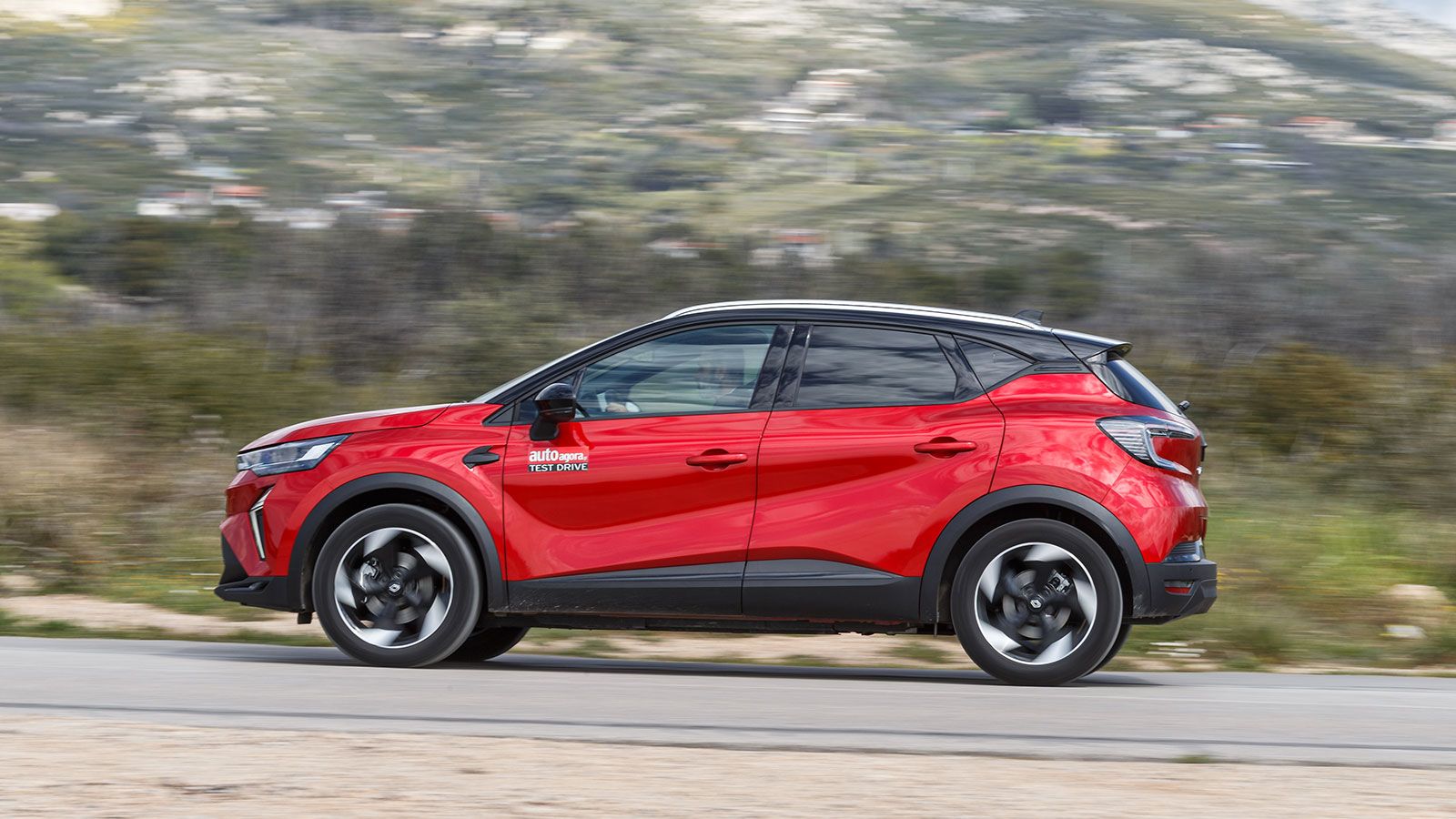 Οι καθαρές επιφάνειες, η ελαφρώς κατηφορική γραμμή οροφής και η διχρωμία αμαξώματος-οροφής εξακολουθούν να του δίνουν νεανικό χαρακτήρα.