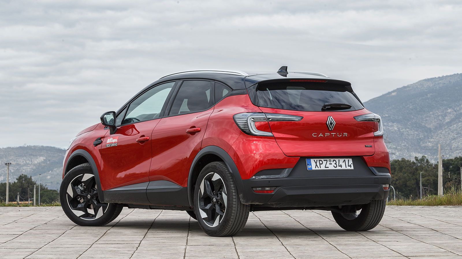 Πίσω, τα φωτιστικά σώματα έχουν λάβει νέα, σύγχρονα γραφικά.