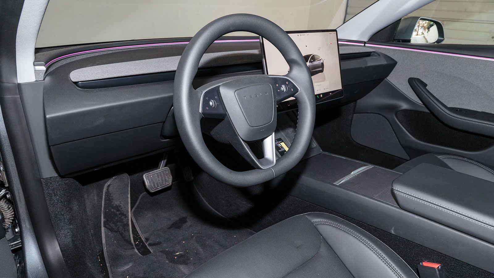 Tesla Model 3. Πόσο καλό είναι σε εξοπλισμό άνεσης και ασφάλειας.