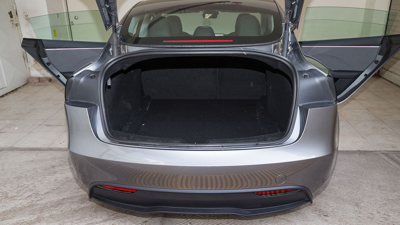 Tesla Model 3. Τι βαθμό παίρνει σε κατανάλωση, χώρους, επιδόσεις, εγγυήσεις.