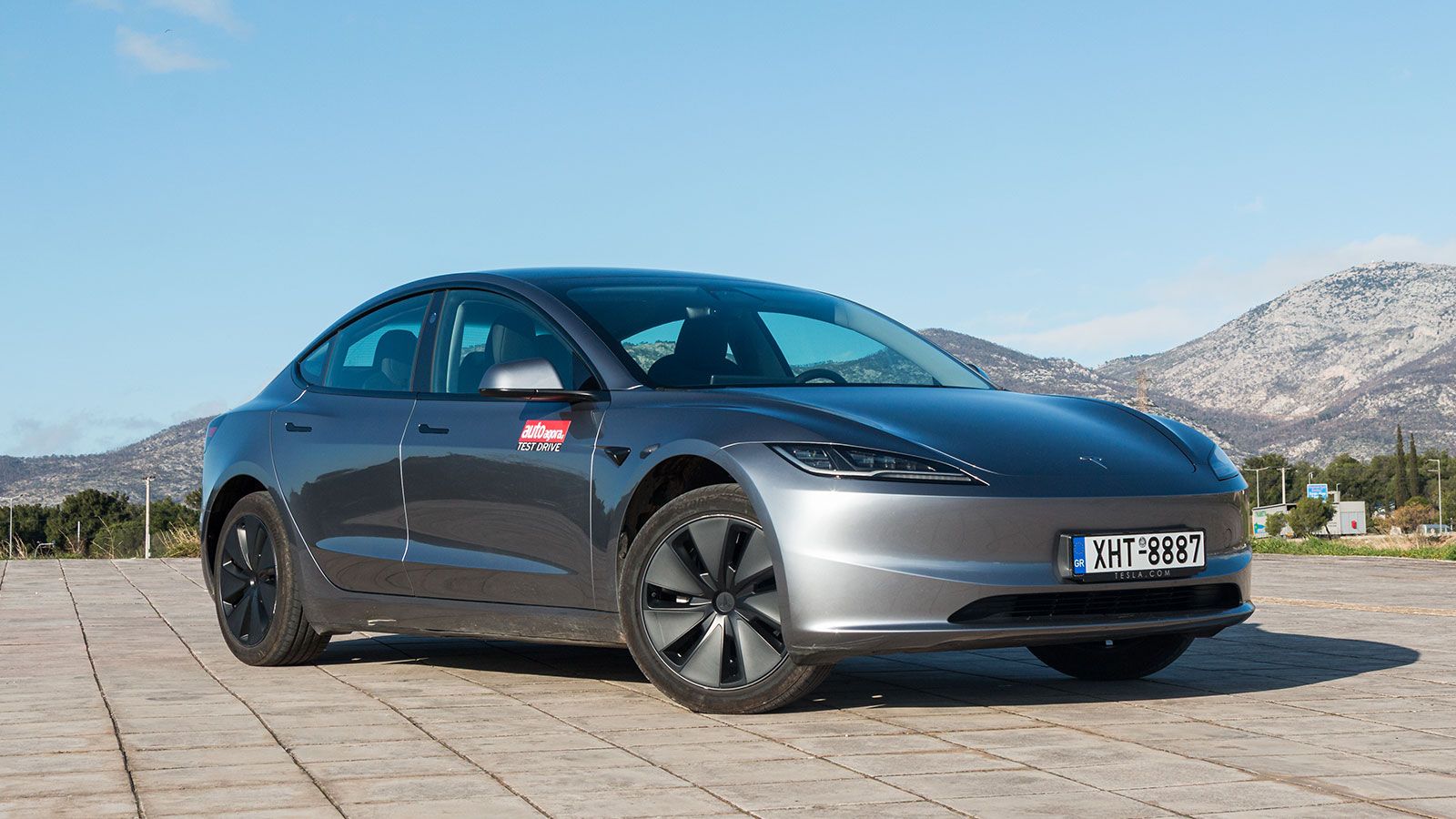 Tesla Model 3. Πόσο καλό είναι σε εξοπλισμό άνεσης και ασφάλειας.