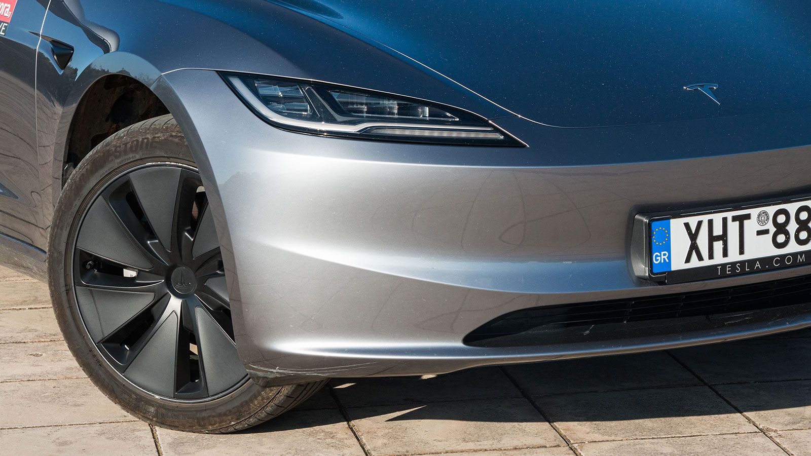 Νέα, λεπτότερα φωτιστικά σώματα και ανασχεδιασμένος προφυλακτήρας.