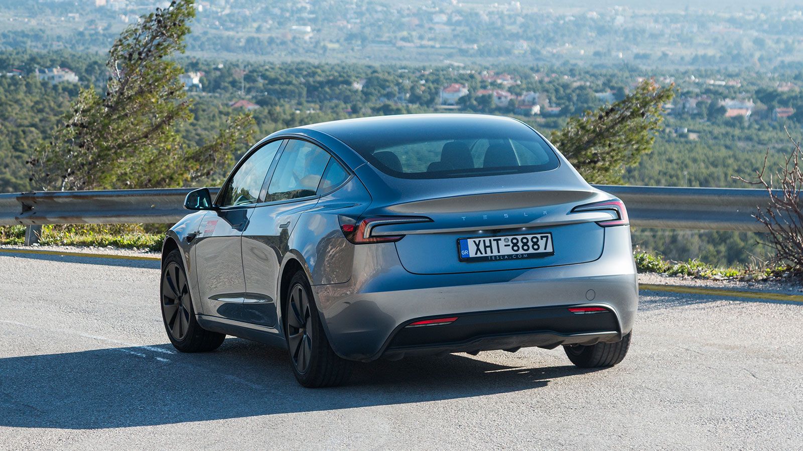 0-100 σε 5,5 δλ., ενώ είναι και το οικονομικότερο στην κατηγορία του (16,1 kWh/100 χλμ.).