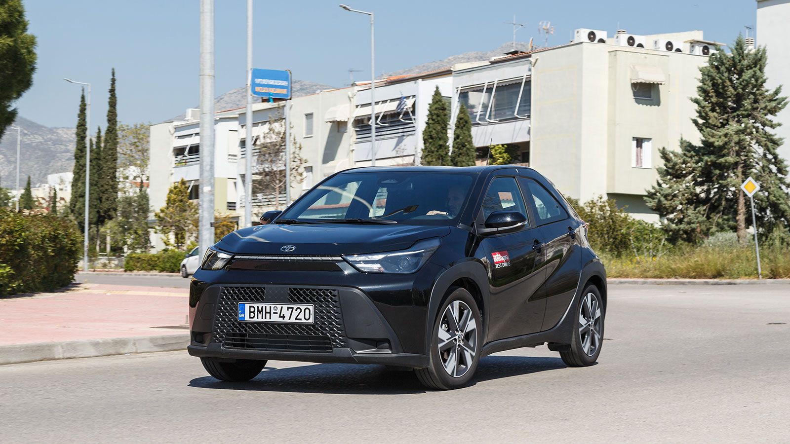 Toyota Aygo X. Τι βαθμό παίρνει σε κατανάλωση, χώρους, επιδόσεις, εγγυήσεις.