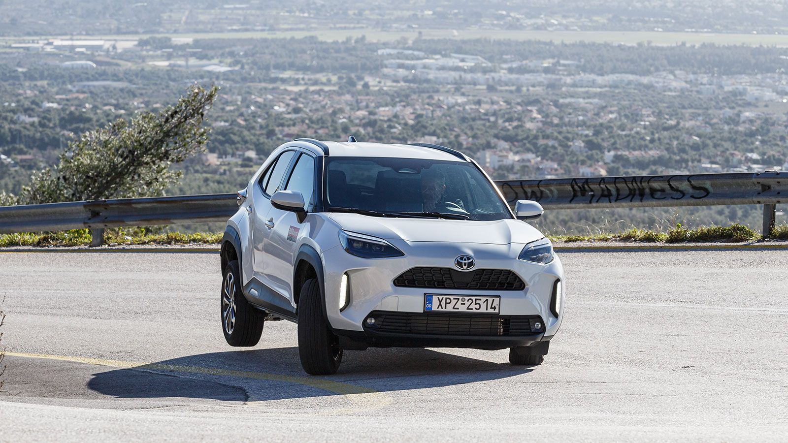 Toyota Yaris Cross. Τι βαθμό παίρνει σε κατανάλωση, χώρους, επιδόσεις, εγγυήσεις.