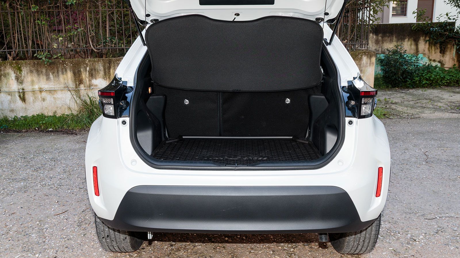 Toyota Yaris Cross. Τι βαθμό παίρνει σε κατανάλωση, χώρους, επιδόσεις, εγγυήσεις.