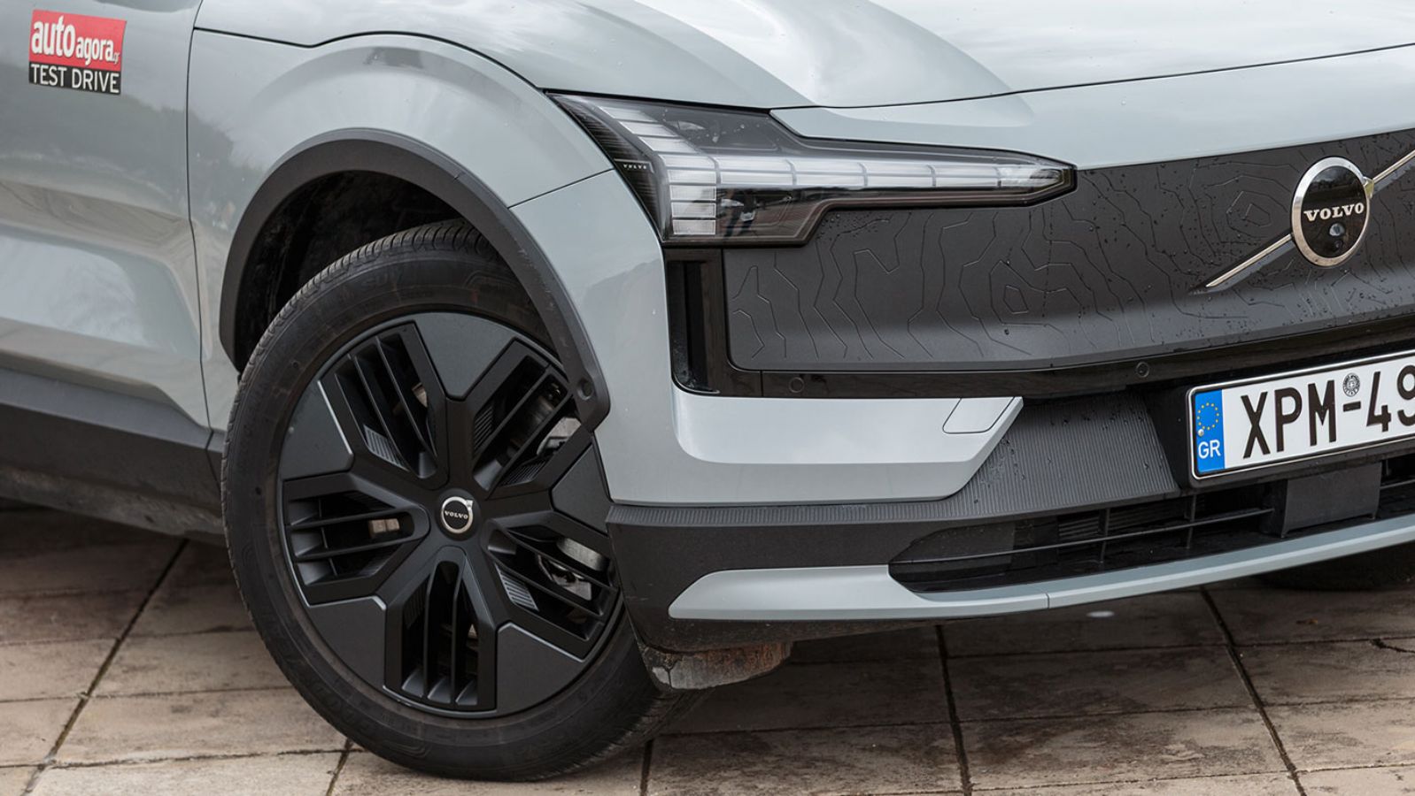 Το μαύρο μπροστινό πλαίσιο  φιλοξενεί μία ανάγλυφη τοπογραφία της οροσειράς Kebnekaise στην Αρκτική Σουηδία.