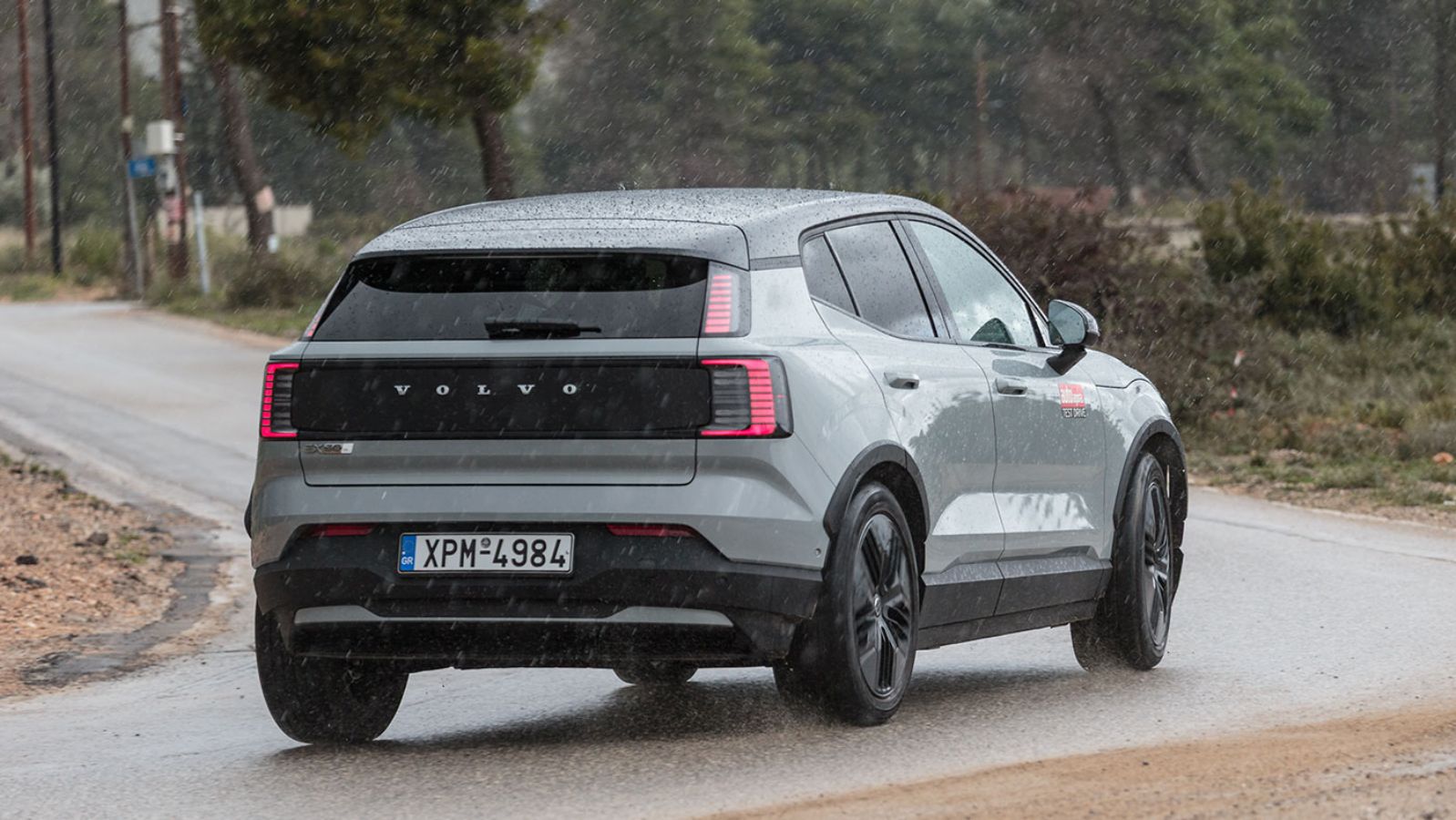 Βγάζει 340 χλμ. και υποστηρίζει ταχυφόρτιση DC με ισχύ έως 153 kW.