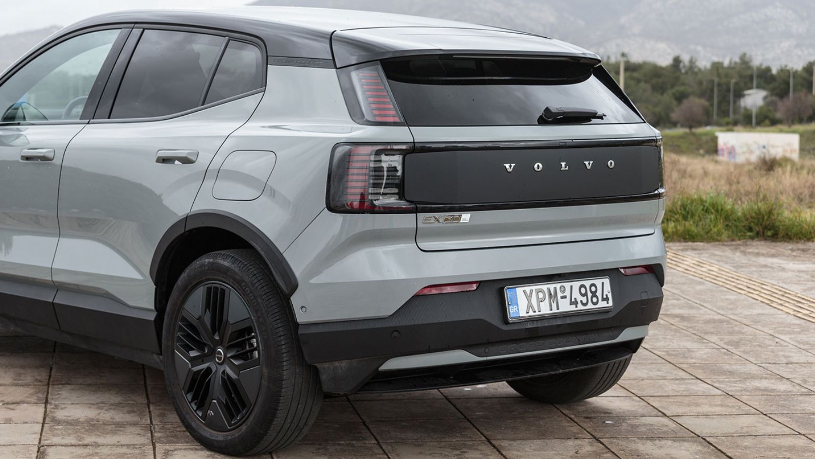 Το μαύρο πλαίσιο στο πίσω μέρος ενώνει τα φώτα και «αγριεύει» την εικόνα του.