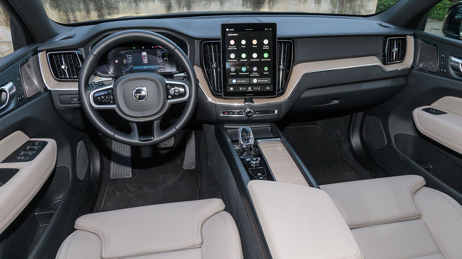 Εσωτερικό αναβαθμισμένο σε ποιότητα και τεχνολογία, με καλούς χώρους για επιβάτες, αλλά σχετικά μικρό πορτμπαγκάζ (441 λτ.)