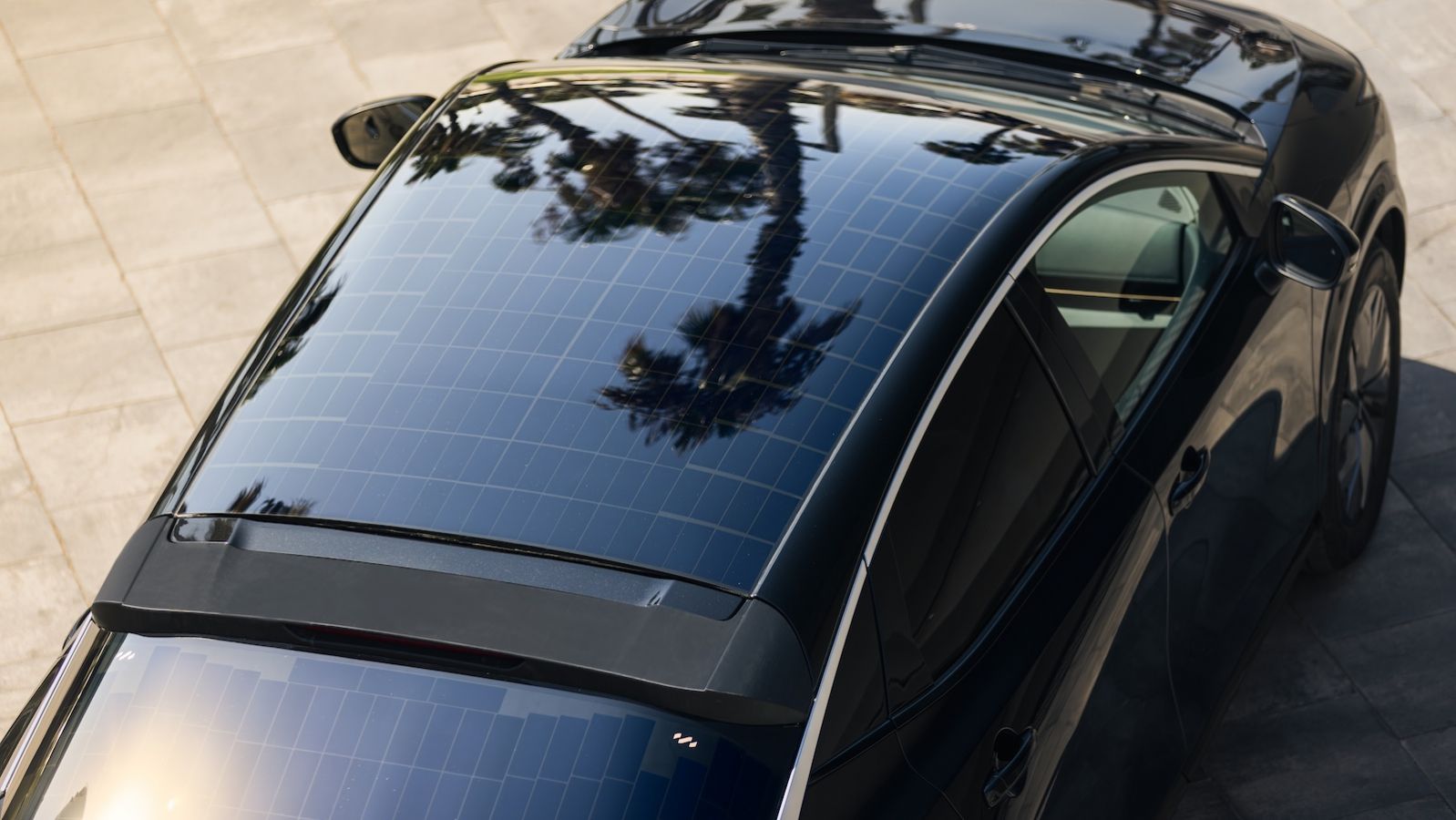 Η συνολική ενεργή επιφάνεια των πάνελ φτάνει τα 3,8 τετραγωνικά μέτρα. Η Nissan μιλά για πάνελ κατασκευασμένα από πολυμερές και γυαλί, με κυψέλες υψηλ