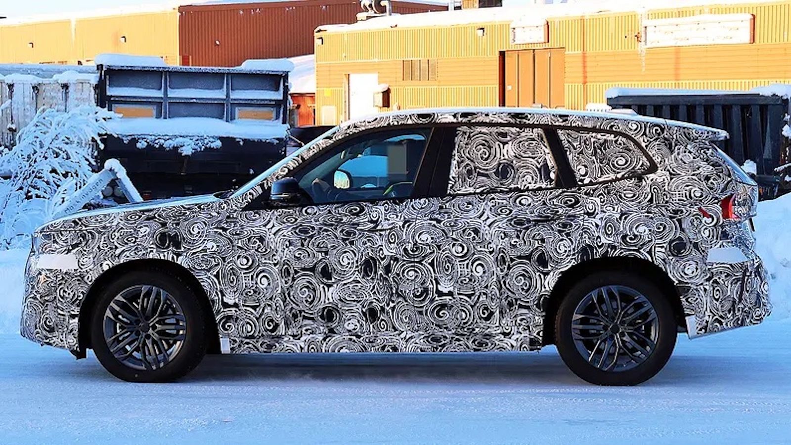 Η ανανεωμένη X1 φαίνεται πως υιοθετεί στοιχεία από τη νέα σχεδιαστική φιλοσοφία Neue Klasse, που σηματοδοτεί την επόμενη μέρα της BMW.