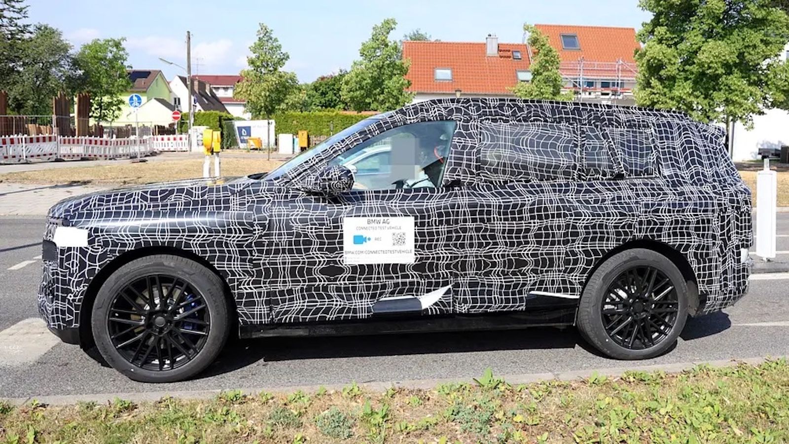 Η BMW θα συνεχίσει να χρησιμοποιεί την αρχιτεκτονική CLAR, η οποία επιτρέπει τη φιλοξενία διαφορετικών συστημάτων κίνησης στην ίδια πλατφόρμα.