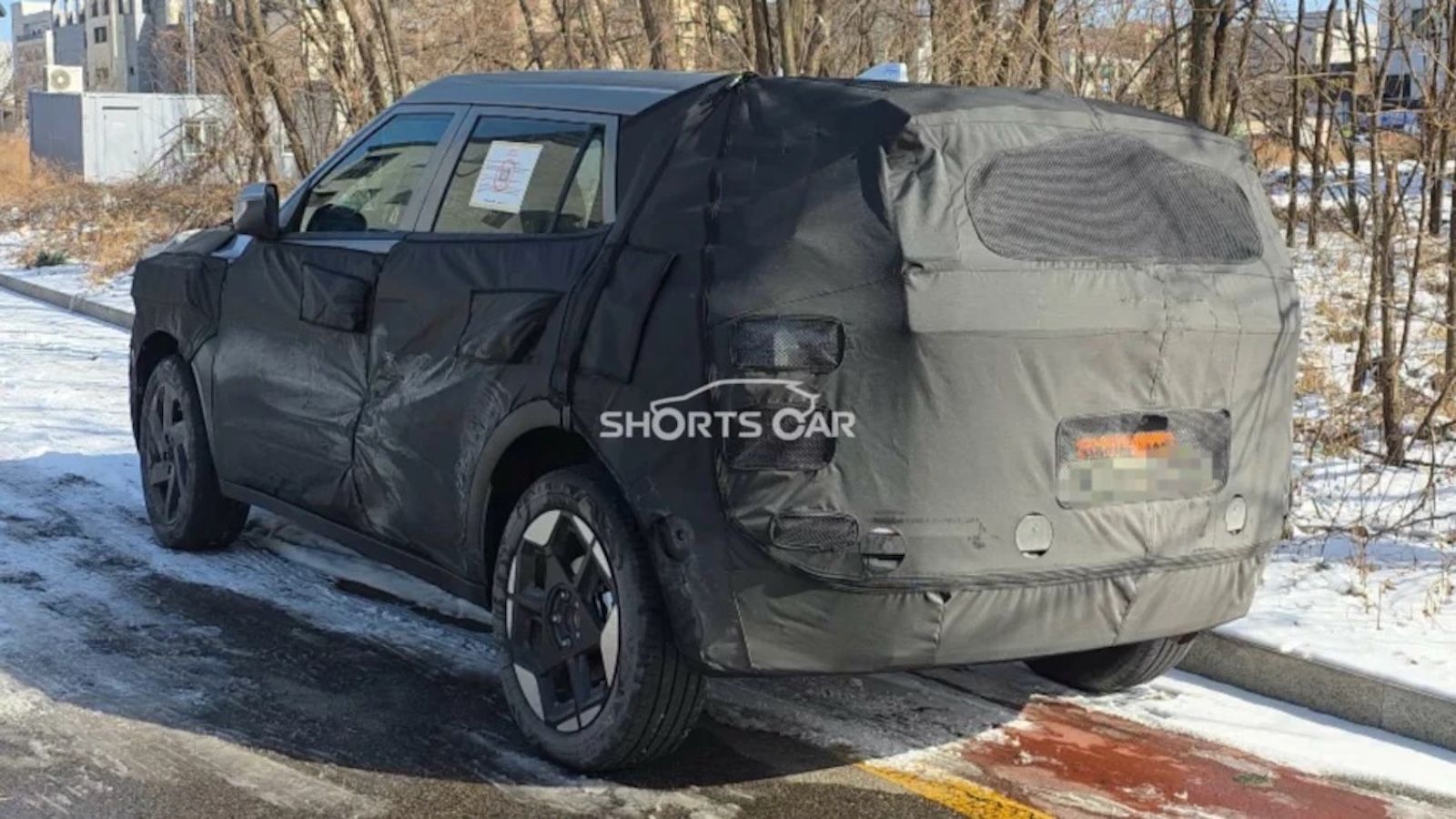 Η Hyundai φαίνεται πως αναθεωρεί τη στρατηγική της για το Kona. Αντί να ακολουθήσει τη συνηθισμένη συνταγή ενός facelift στη μέση του κύκλου ζωής της 