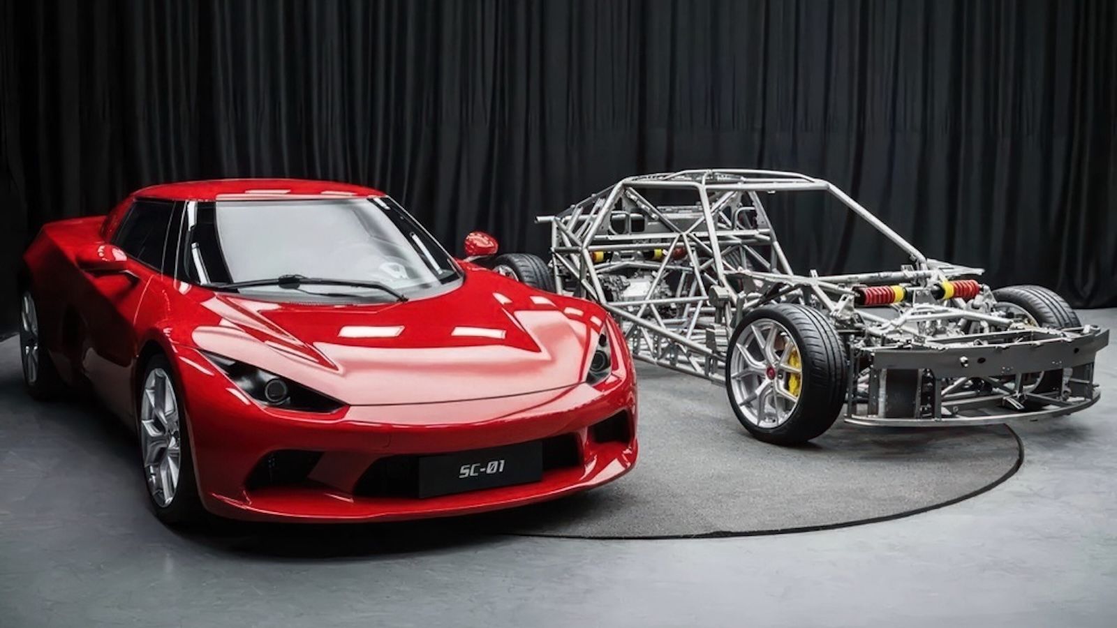 Χρησιμοποιεί spaceframe πλαίσιο και inboard push-rod αναρτήσεις, επιλογές που παραπέμπουν σε πιο «αγωνιστική» λογική, με στόχο την ακρίβεια και —