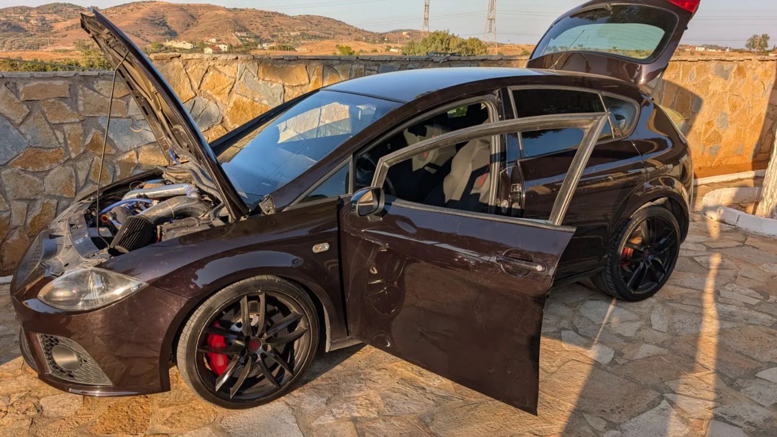 Αττική: Σπείρα έκλεβε οχήματα, τα παραποιούσε και τα πουλούσε