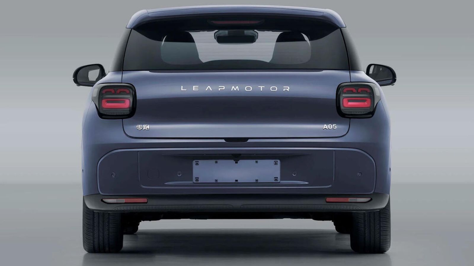 Σχεδιαστικά, ακολουθεί τη μίνιμαλ γραμμή της εταιρείας, με λεπτά φωτιστικά σώματα και μια στιβαρή παρουσία που θυμίζει το μεγαλύτερο B10.