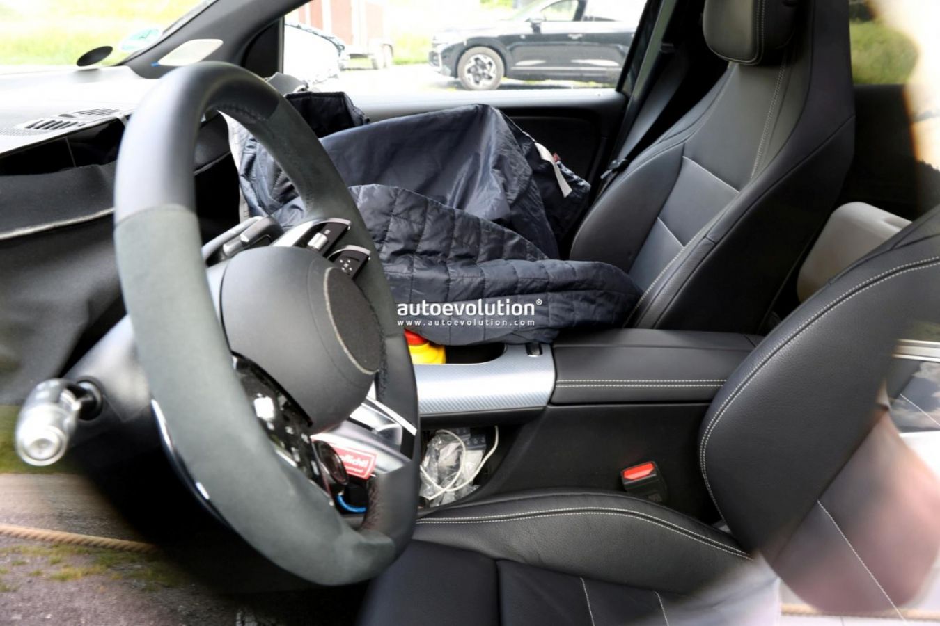 Στο νέο σπορ τιμόνι της AMG, οι capacitive touch sliders αποτελούν παρελθόν. Στη θέση τους επιστρέφουν τα φυσικά, αναλογικά κουμπιά και οι κλασικοί πε