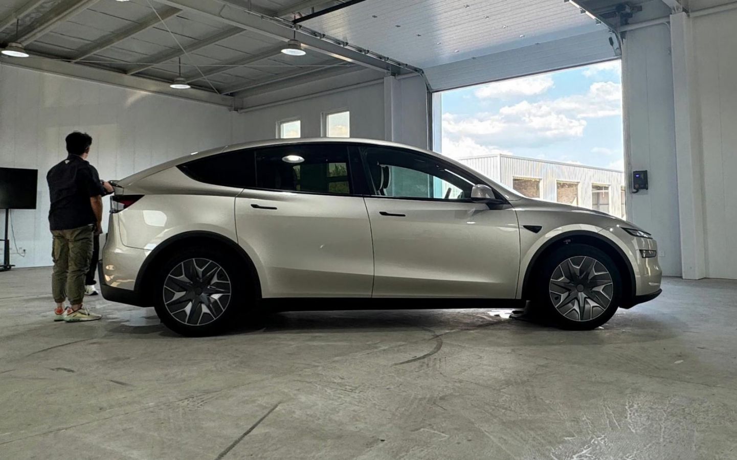 Η νέα έκδοση L ξεχωρίζει αμέσως χάρη στις αυξημένες διαστάσεις της. Με το μεταξόνιο επιμηκυμένο κατά 150mm