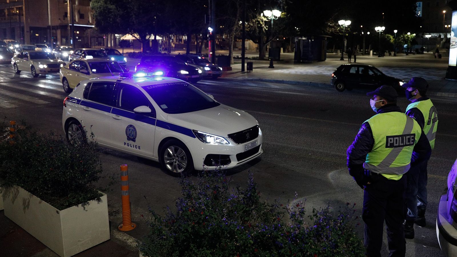 Αθήνα: 2 συλλήψεις παρκαδόρων - Έκαναν τους δρόμους θέσεις στάθμευσης   