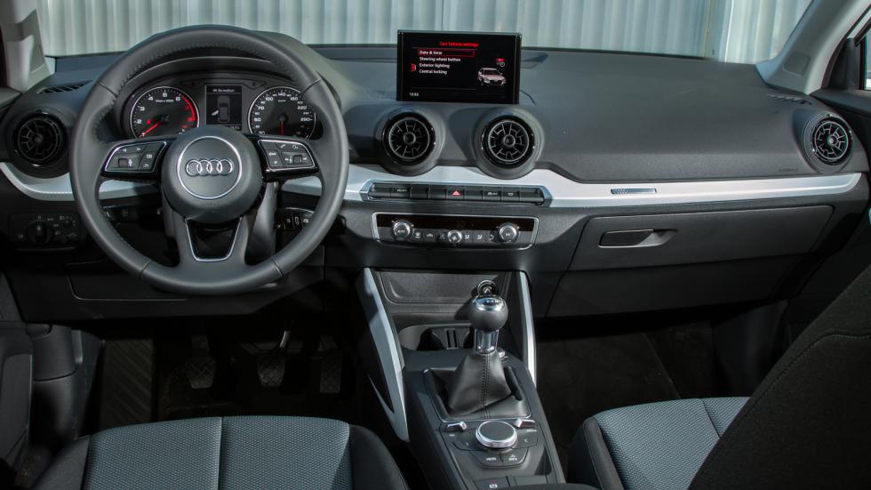 Αναβαθμισμένο το εξαιρετικής ποιότητας κατασκευής εσωτερικό του Audi Q2, με εμφανείς τις αλλαγές στους αεραγωγούς.