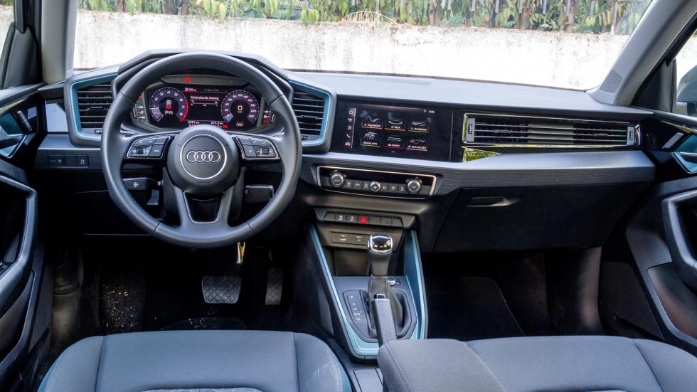 Η καμπίνα του Audi A1 όντας πλέον πιο ευρύχωρη, καταφέρνει να αναδείξει ακόμα περισσότερο την premium φύση της.