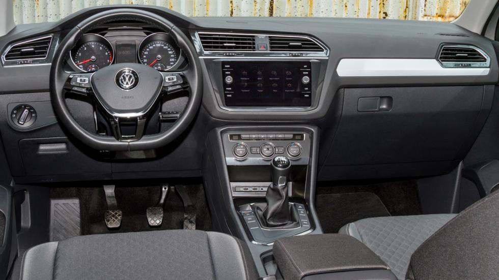 Ο εσωτερικός διάκοσμος του VW Tiguan είναι πολύ καλής ποιότητας. Εκτεταμένη χρήση μαλακών υλικών, εξαιρετικό επίπεδο φινιρίσματος και πολύ καλή συναρμογή συνθέτουν την νικηφόρα τριλογία.