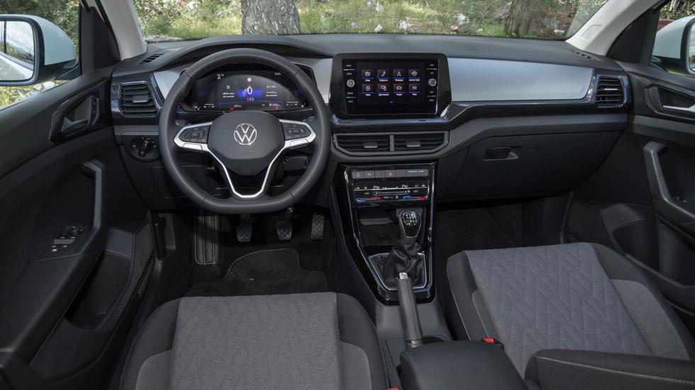 Περνώντας στην καμπίνα του VW T-Cross, το φινίρισμα και η συναρμογή των επενδύσεων ικανοποιούν.