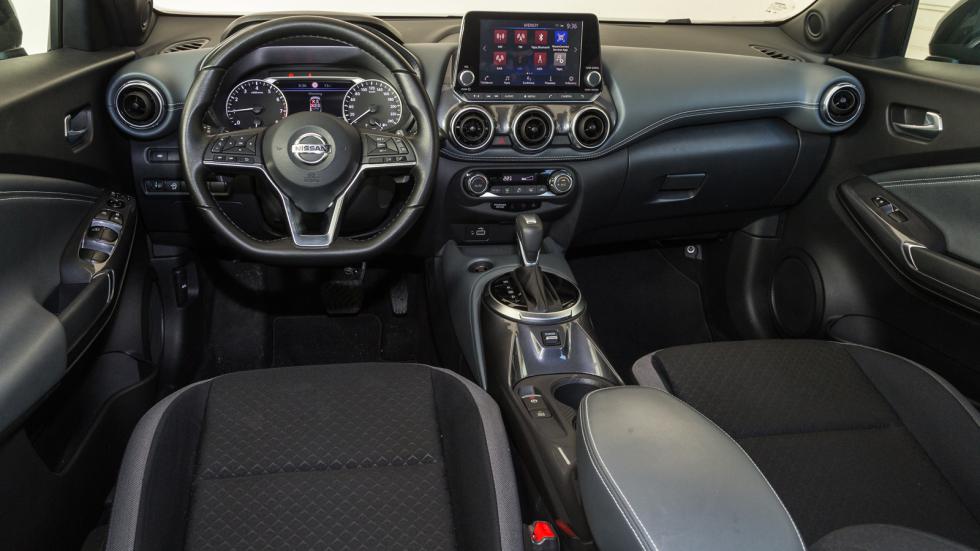 Το εσωτερικό του Nissan Juke κάνει ευχάριστη εντύπωση η ποιότητα των υλικών που έχουν χρησιμοποιηθεί καθώς και τα digital στοιχεία.