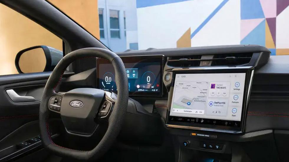 Στο ανανεωμένο Ford Puma οι οθόνες έχουν μεγαλώσει, με τον πίνακα οργάνων να έχει διάσταση 12,8 ίντσες και την οθόνη του infotainment να είναι 14 ιντσών.