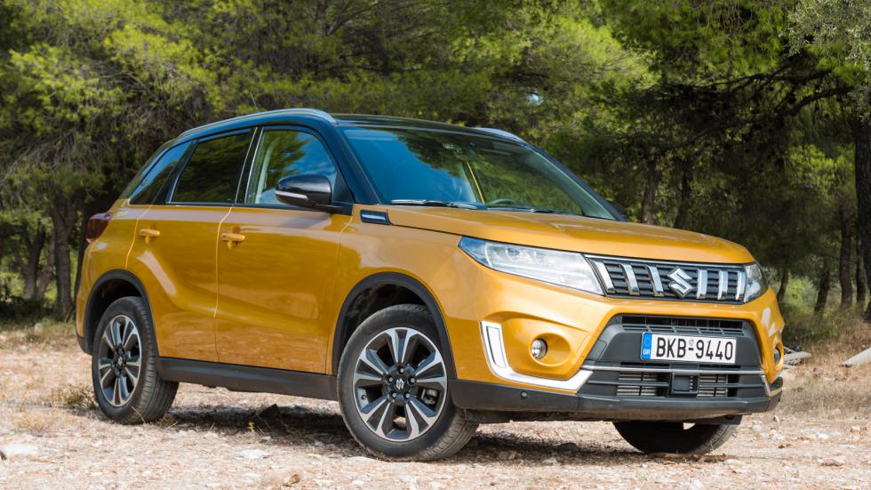 Το εμπρός μέρος του Suzuki Vitara είναι εντυπωσιακό, με τη μεγάλη μάσκα να δεσπόζει και την γρίλια να πλαισιώνει όμορφα τους LED προβολείς.