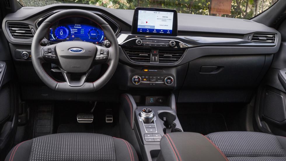 Το εσωτερικό του Plug-In υβριδικού Ford Kuga δε διαφέρει σημαντικά από αυτό μίας συμβατικής έκδοσης, με την ποιότητα των υλικών που έχουν χρησιμοποιηθεί να είναι άνω του μέσου όρου.