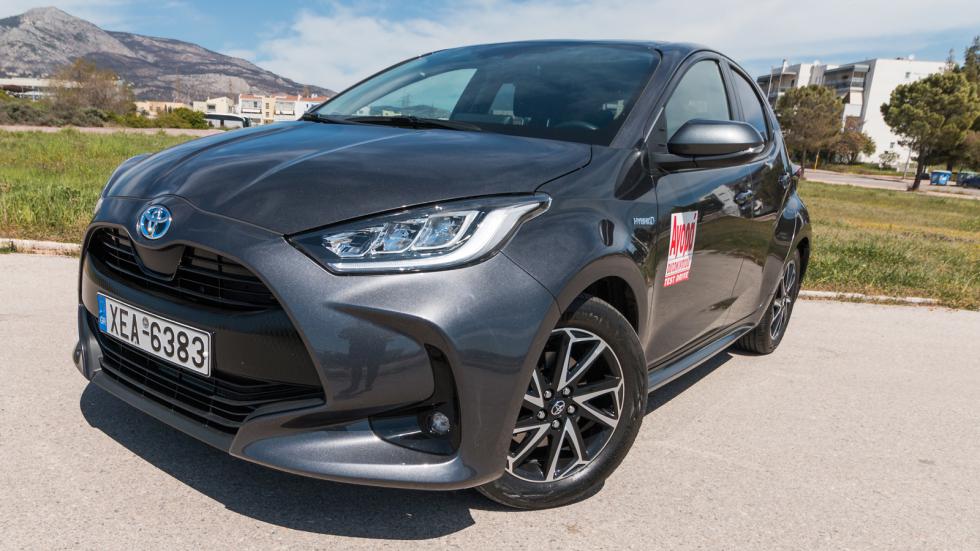 Η σχεδίαση του Toyota Yaris είναι ιδιαίτερα επιβλητική και μυώδης, με τη μεγάλη μάσκα εμπρός και το ενιαίο πίσω πάνελ φώτων να είναι τα απόλυτα highlights.