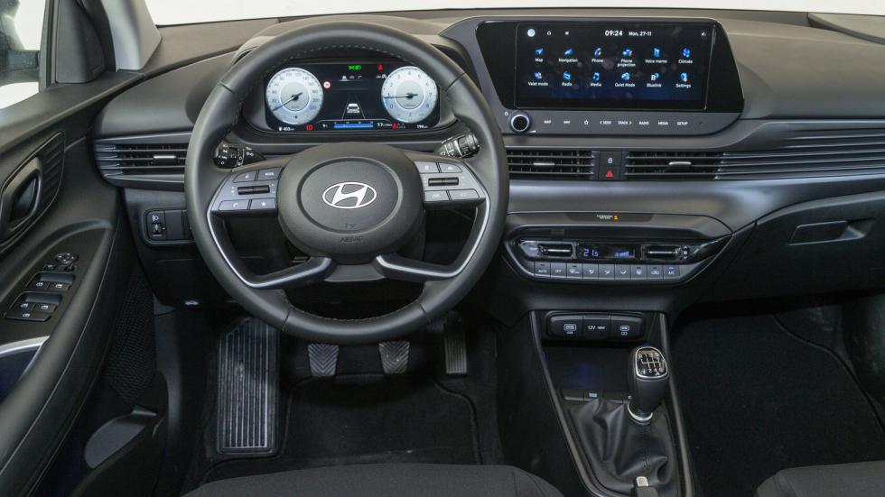 Η σχεδίαση του εσωτερικού στο Hyundai i20 είναι ιδιαίτερα νεανική και εξοπλίζεται με όλα τα σύγχρονα τεχνολογικά συστήματα.