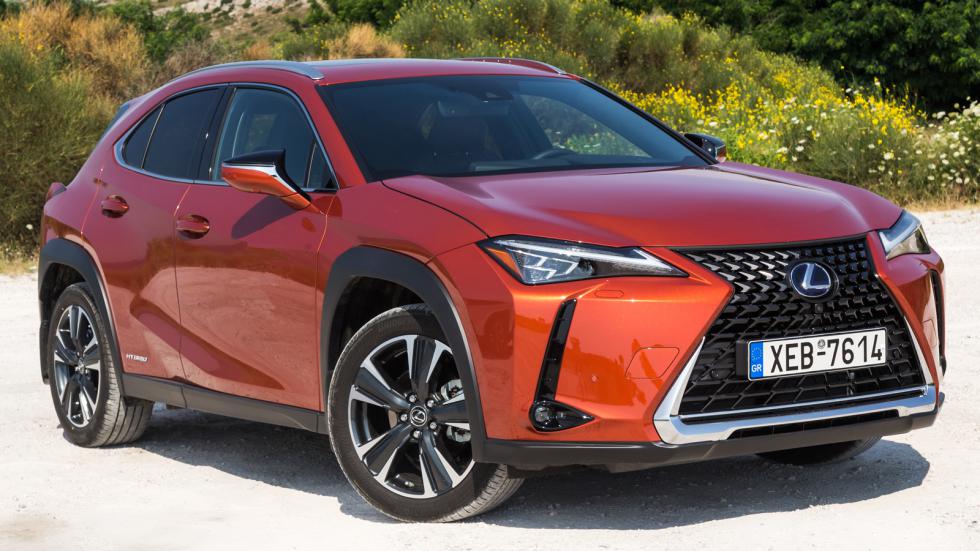 Η σχεδίαση του Lexus UX250h είναι άκρως δυναμική, με έντονες ακμές και γωνίες που δημιουργούν ένα μοναδικό αποτέλεσμα.