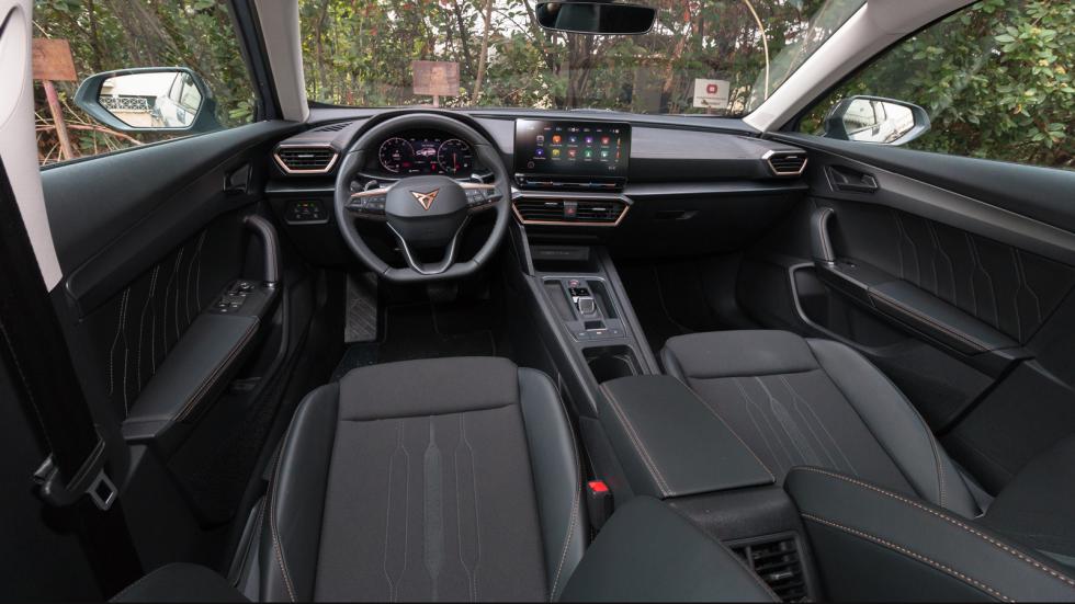 Premium υλικά, στιβαρή συναρμογή, αθλητικά στοιχεία και εντυπωσιακές χάλκινες λεπτομέρειες συγκροτούν τον εσωτερικό διάκοσμο του SUV.