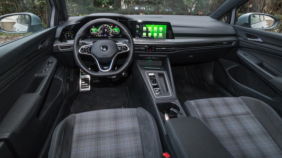 Η καμπίνα του VW Golf χαρακτηρίζεται από την ποιότητα και στιβαρότητα που διατρέχει τη γερμανική εταιρία, με τα υλικά να είναι από το πάνω ράφι και το φινίρισμα άψογο.