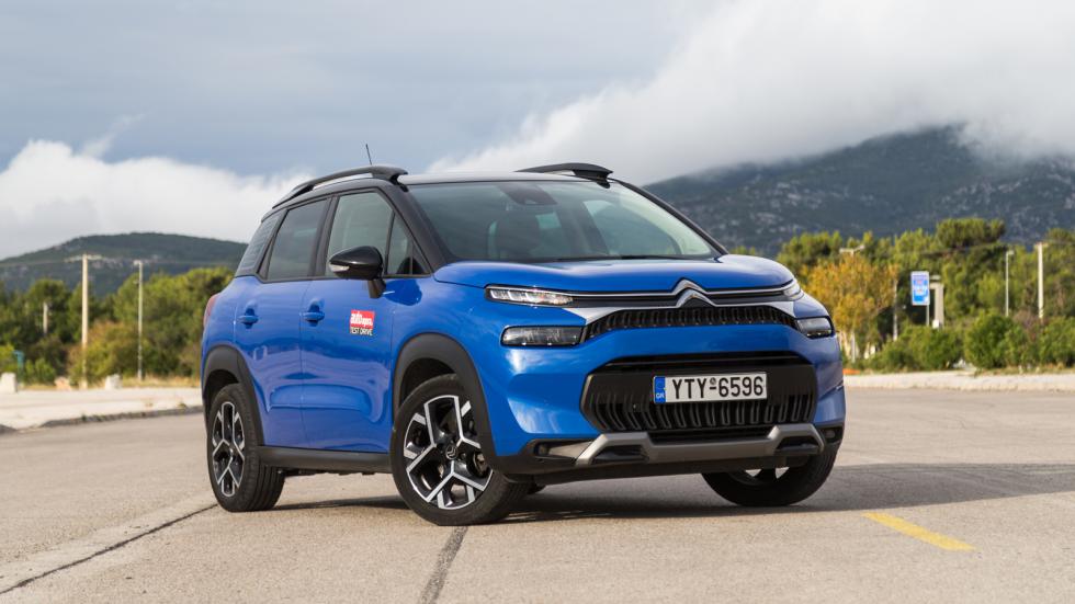 Ανανεωμένο το μπροστινό τμήμα της Citroen C3 Aircross που πλέον φέρει το νέο χρωμιωμένο σήμα της εταιρίας και λεπτά LED φωτιστικά σώματα