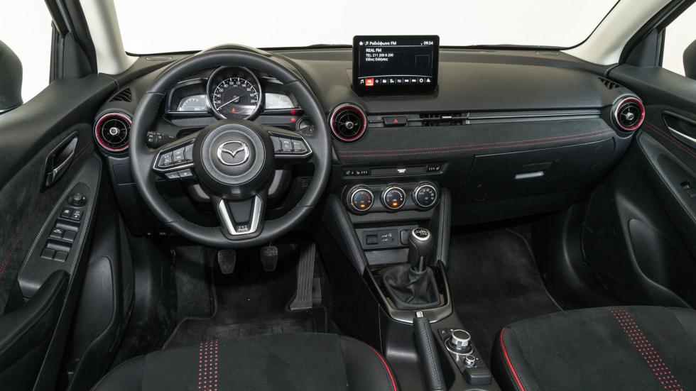 Η καμπίνα του Mazda 2 είναι ποιοτική, πάρα τη χρήση σκληρών υλικών.