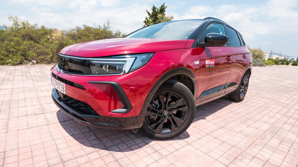 Η μάσκα Opel Vizor κοσμεί τον εμπρός πρόβολο και δένει άψογα με το σύστημα φώτων Intellilux LED Pixel Light. Η μάσκα Opel Vizor κοσμεί τον εμπρός πρόβολο και δένει άψογα με το σύστημα φώτων Intellilux LED Pixel Light.