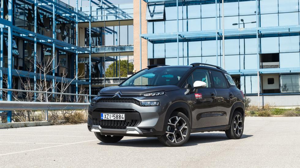 Ανανεωμένο το μπροστινό τμήμα της Citroen C3 Aircross που πλέον φέρει το νέο χρωμιωμένο σήμα της εταιρίας και λεπτά LED φωτιστικά σώματα.