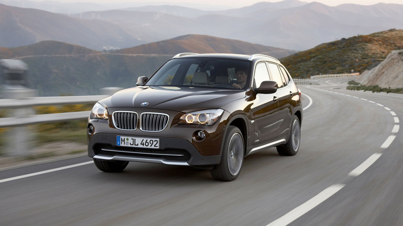 Η πρώτη γενιά της BMW X1 είναι πισωκίνητη, η δεύτερη προσθιοκίνητη, υπάρχουν και τετρακίνητες εκδόσεις