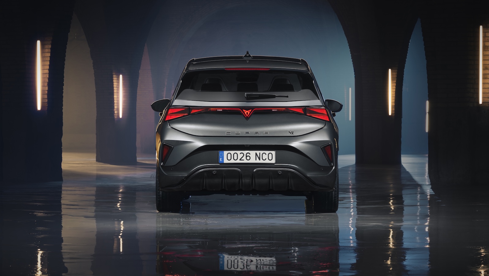 Το νέο CUPRA Born υιοθετεί τη σύγχρονη σχεδιαστική φιλοσοφία της μάρκας, εναρμονιζόμενο αισθητικά με τα νέα CUPRA Tavascan και CUPRA Terramar. 