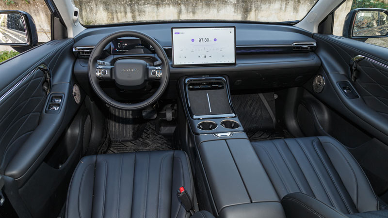 AION V: Πόσο καλό είναι σε εξοπλισμό άνεσης και ασφαλείας;