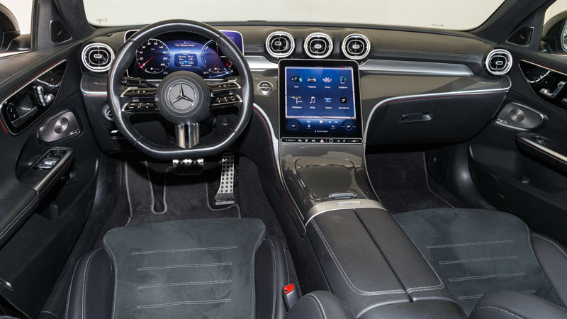 Το εσωτερικό της Mercedes C400e 4MATIC είναι πολυτελές, εντυπωσιακό και ευρύχωρο Το εσωτερικό της Mercedes C400e 4MATIC είναι πολυτελές, εντυπωσιακό και ευρύχωρο