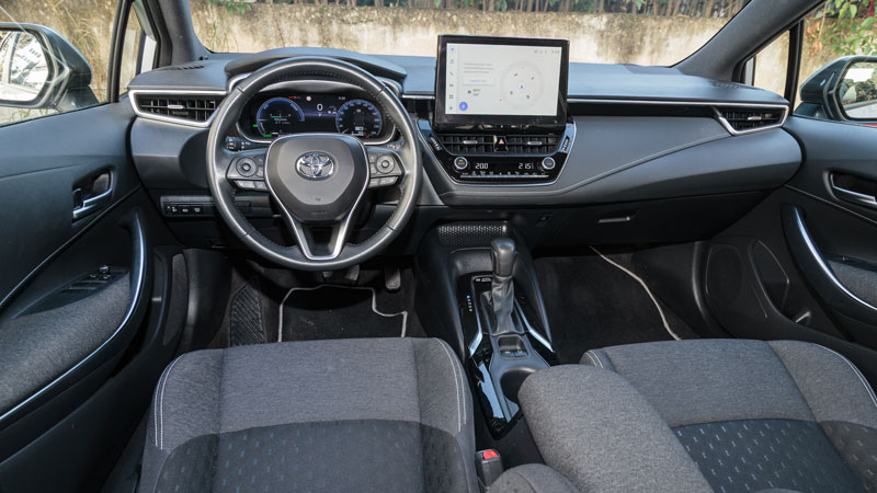 Έχει χώρους για 5 ενήλικες, το πορτ-μπαγκάζ έχει όγκο 361 λίτρα