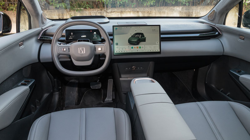 ZEEKR X LR RWD: Πόσο καλό είναι σε εξοπλισμό άνεσης και ασφαλείας;