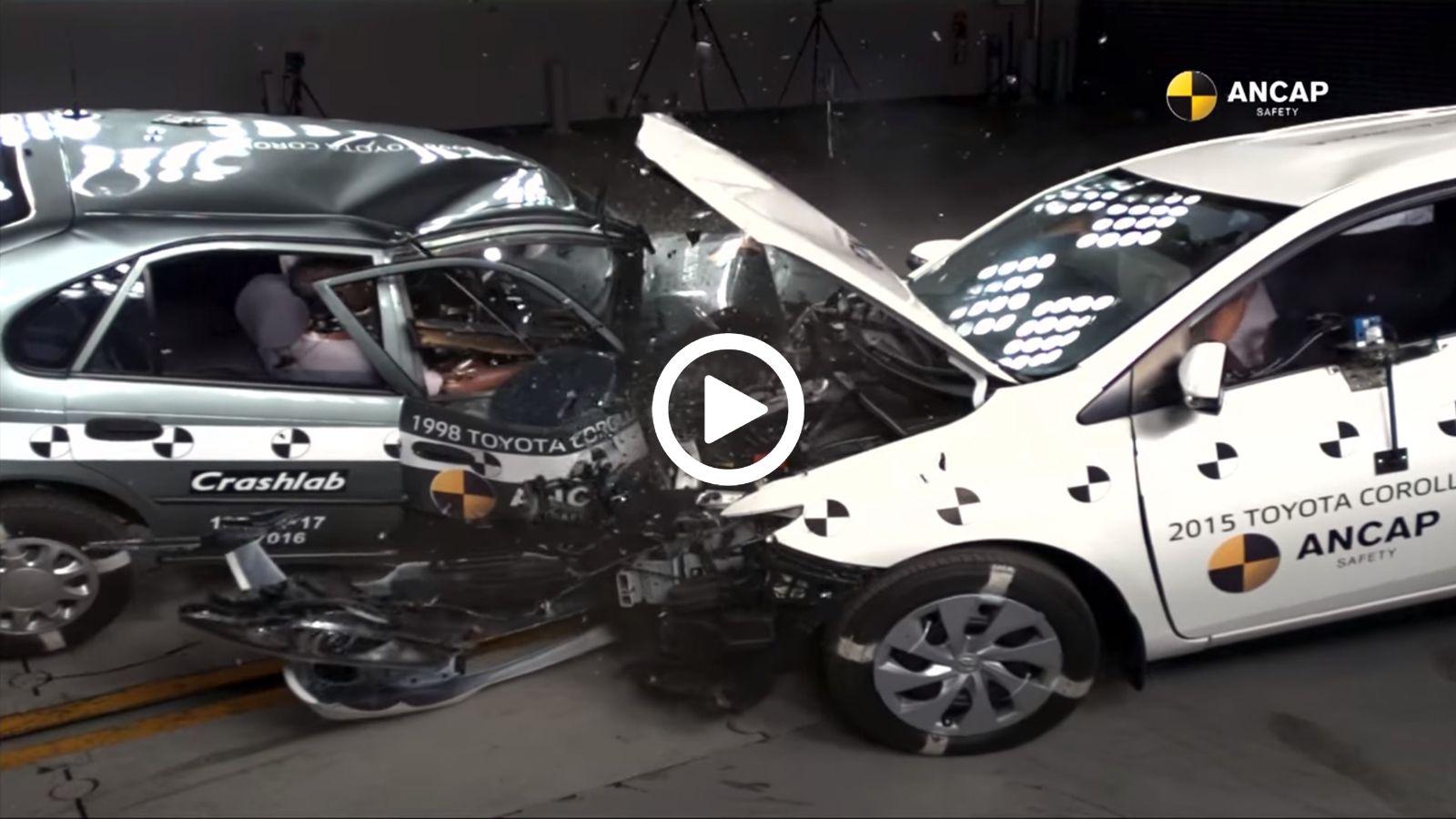 Corolla 1998 σε πλαγιομετωπική με Corolla 2015 [video]